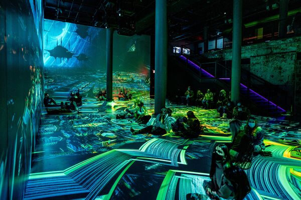 美国纽约ARTECHOUSE，霍斯维斯沉浸式视听装置艺术展上的参观者。 - 俄罗斯卫星通讯社