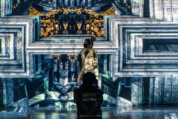 美国纽约ARTECHOUSE，霍斯维斯沉浸式视听装置艺术展上的参观者。 - 俄罗斯卫星通讯社