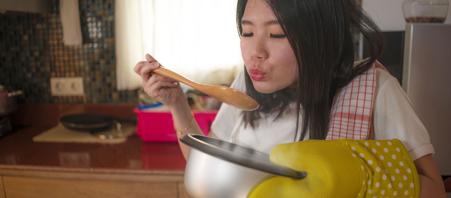 Молодая азиатская девушка на кухне с миской и деревянной ложкой - 俄羅斯衛星通訊社, 1920, 09.03.2021