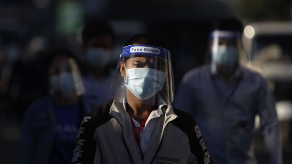Люди в защитных масках на улицах Пномпеня, Камбоджа - 俄羅斯衛星通訊社
