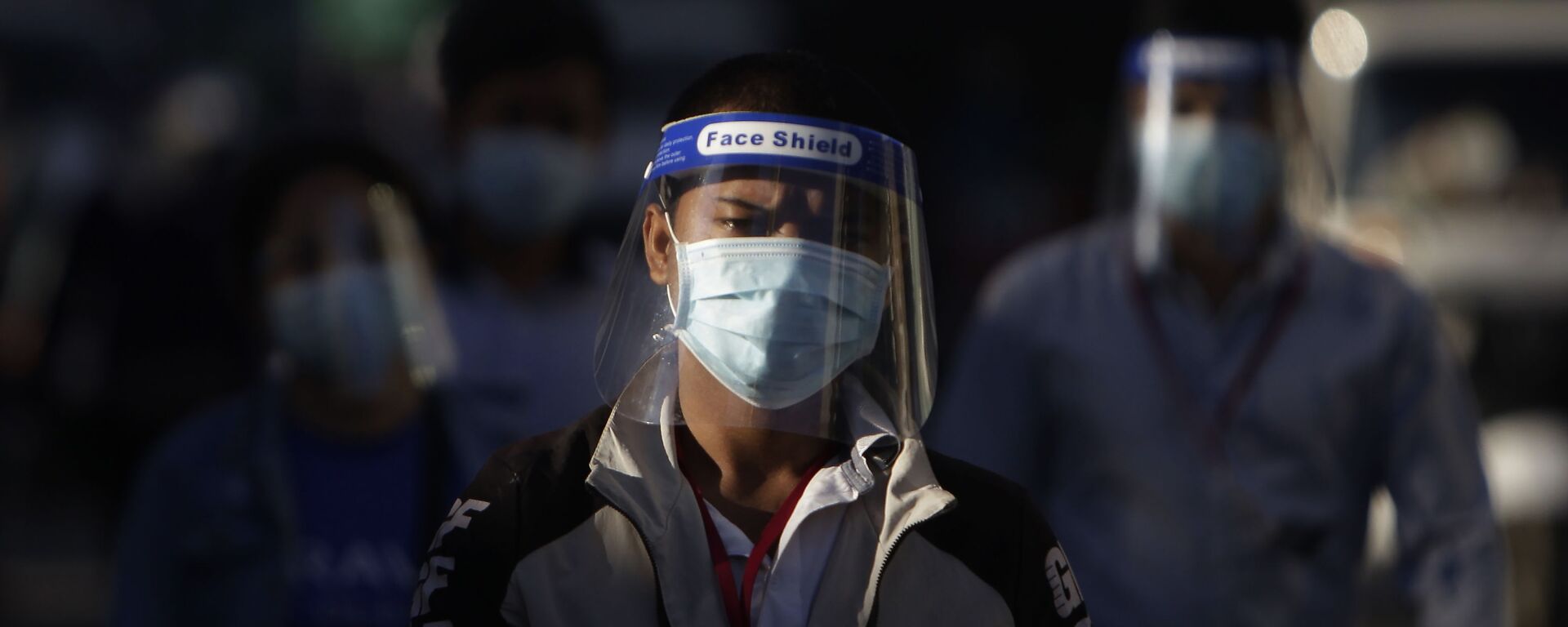 Люди в защитных масках на улицах Пномпеня, Камбоджа Люди в защитных масках на улицах Пномпеня, Камбоджа - 俄羅斯衛星通訊社, 1920, 06.07.2021