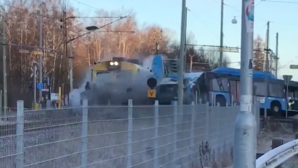 瑞典一火車與公共汽車相撞後脫軌 - 俄羅斯衛星通訊社