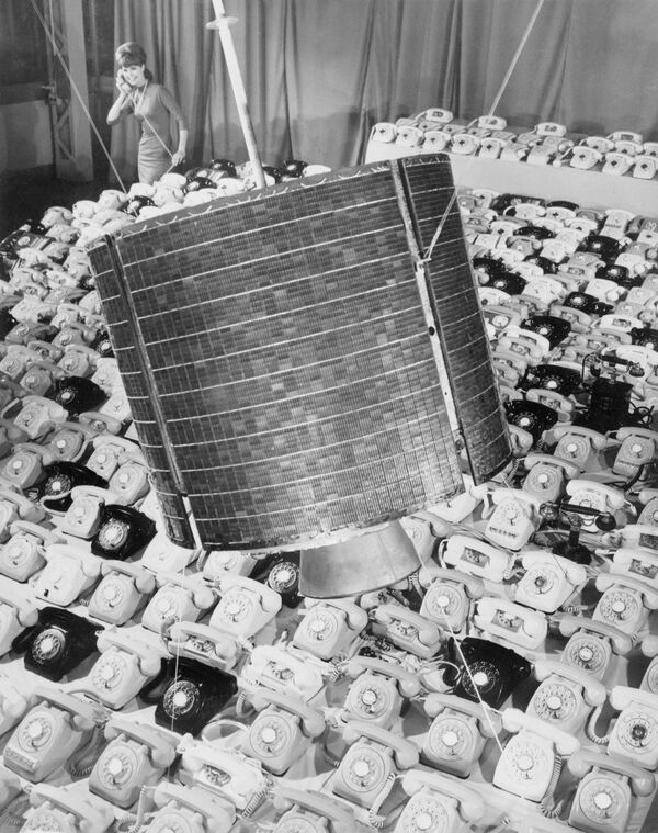 1965年，电话机上方的美国卫星“Intelsat-1 ”。 - 俄罗斯卫星通讯社