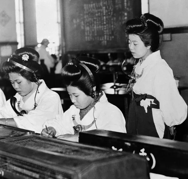 1937年，東京中央電話局大樓里的日本姑娘。 - 俄羅斯衛星通訊社