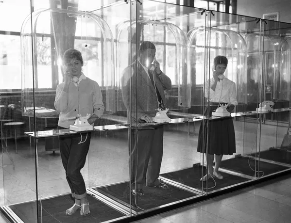 1959年，德國，人們在透明的電話亭中打電話。 - 俄羅斯衛星通訊社