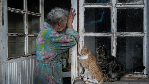 阿博维扬·阿斯米克在纳卡地区涅尔金苏斯村的家中哭泣。 - 俄罗斯卫星通讯社