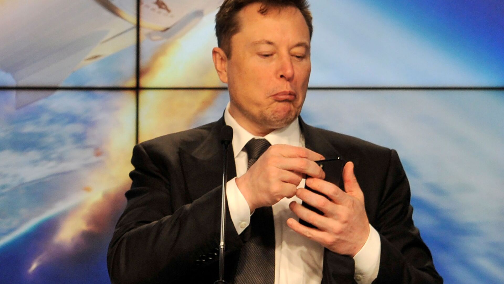 Основатель компаний Tesla и SpaceX Илон Маск с телефоном в руках - 俄羅斯衛星通訊社, 1920, 01.07.2021