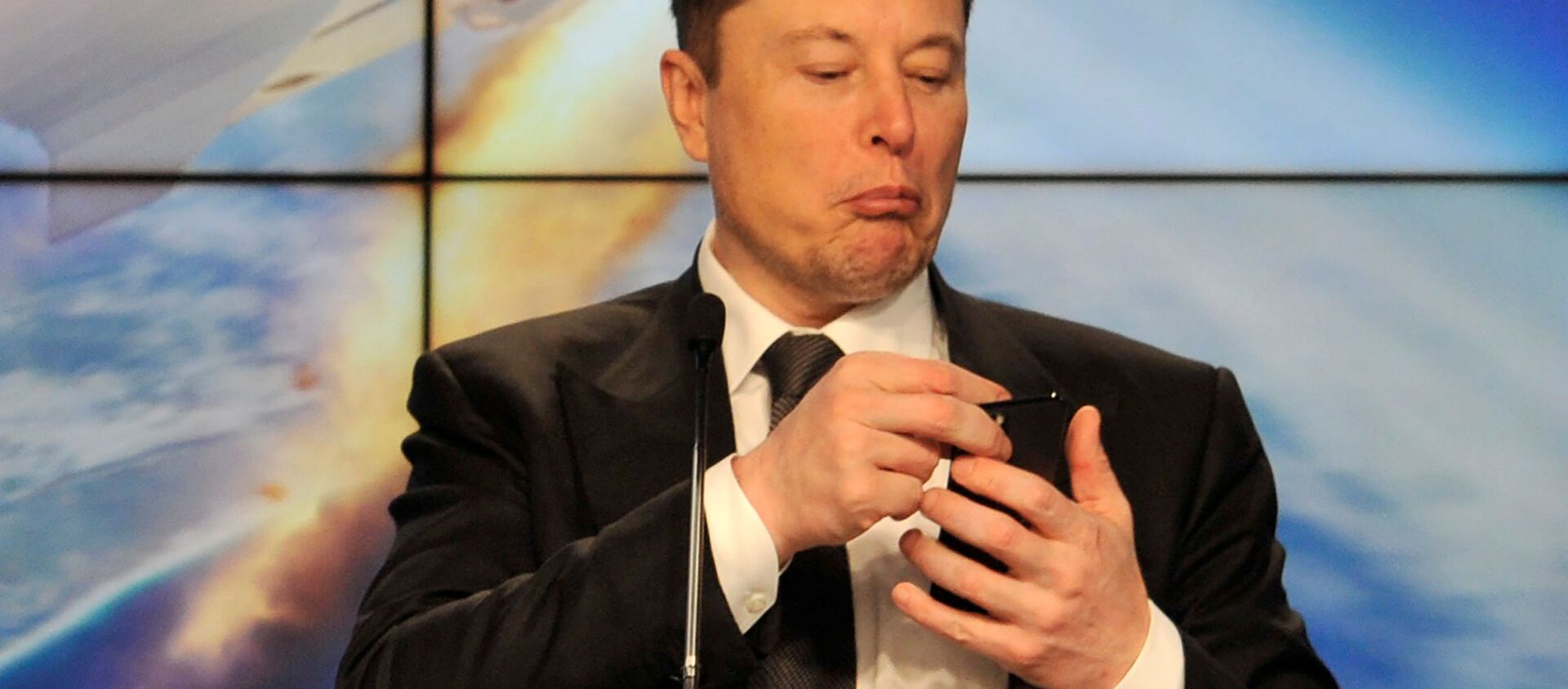 Основатель компаний Tesla и SpaceX Илон Маск с телефоном в руках - 俄羅斯衛星通訊社, 1920, 06.04.2021