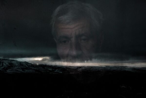 拉钦镇，阿科普·捷尔西扬望向他家的窗外。 - 俄罗斯卫星通讯社