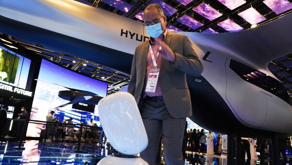 Мужчина с роботом на технологической выставке в Дубае - 俄羅斯衛星通訊社