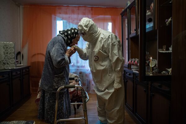 神父約安入戶探視感染新冠病毒女孩安娜·奧季諾科娃。 - 俄羅斯衛星通訊社