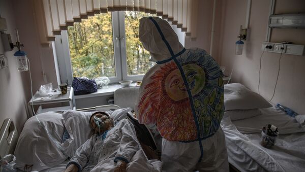 Волонтер ухаживает за больным коронавирусом пациентом Городской клинической больницы № 52 в Москве  - 俄羅斯衛星通訊社