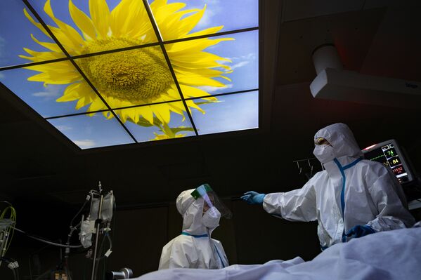 莫斯科市第52醫院急診醫師接待入院患者。 - 俄羅斯衛星通訊社