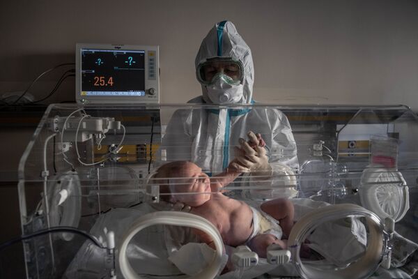 莫斯科市第2傳染病醫院醫師護理新生嬰兒。 - 俄羅斯衛星通訊社