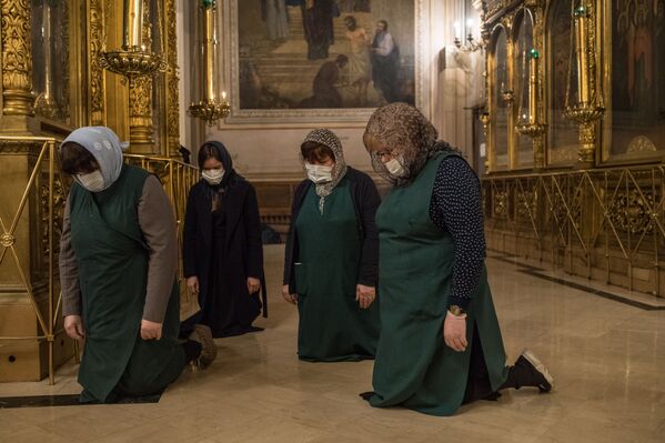 俄羅斯婦女身著防護服參加在莫斯科主顯教堂舉行的抗擊新冠病毒禱告儀式。 - 俄羅斯衛星通訊社