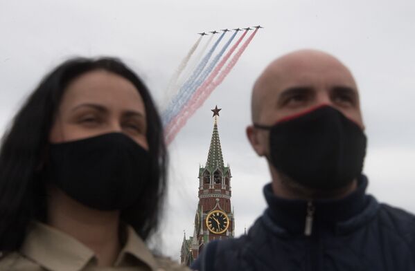 俄軍蘇-25戰機在勝利日75週年當天飛躍莫斯科紅場。 - 俄羅斯衛星通訊社