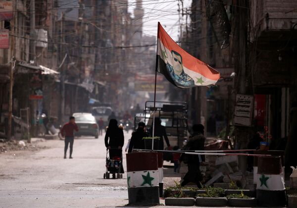 杜馬鎮檢查站懸掛的一面繪有敘利亞總統巴沙爾·阿薩德頭像的國旗。

 - 俄羅斯衛星通訊社
