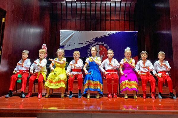 俄罗斯驻华使馆学校《RUSSKIY SUVENIR》俄罗斯民族乐器勺子艺术团带来勺子器乐表演《VARENKA》。 - 俄罗斯卫星通讯社