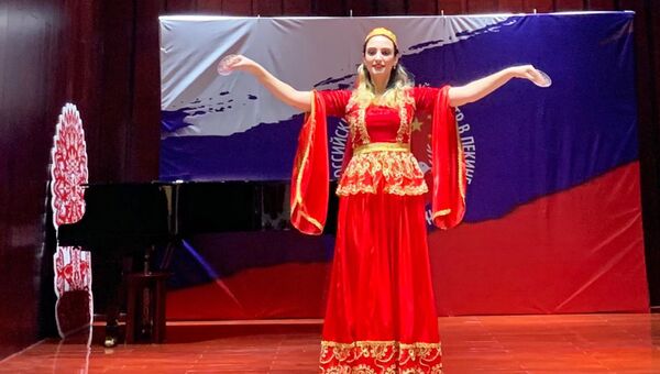 阿利耶娃.古奈表演阿塞拜疆民族舞蹈《Nelbeki》（碟子舞）。 - 俄罗斯卫星通讯社