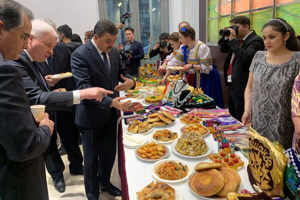 各国大使们品尝结合谢肉节和诺鲁孜节特色的节日佳肴。 - 俄罗斯卫星通讯社