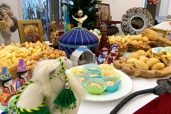 结合谢肉节和诺鲁孜节节日特色的佳肴。 - 俄罗斯卫星通讯社