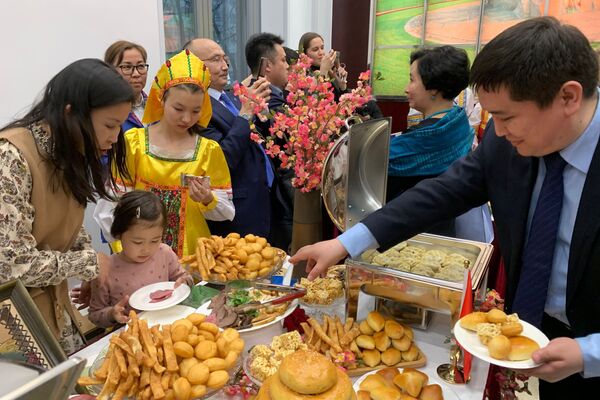 人们品尝结合谢肉节和诺鲁孜节节日特色的佳肴。 - 俄罗斯卫星通讯社