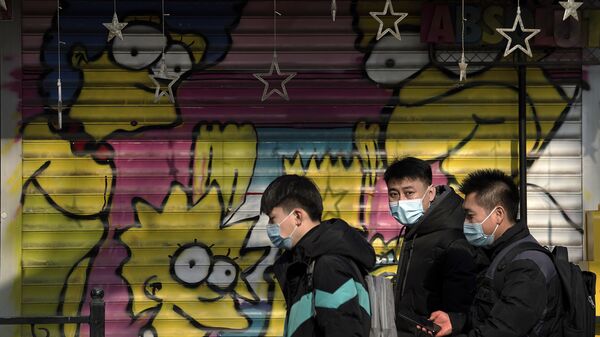Китайцы на фоне граффити с Симпсонами - 俄羅斯衛星通訊社