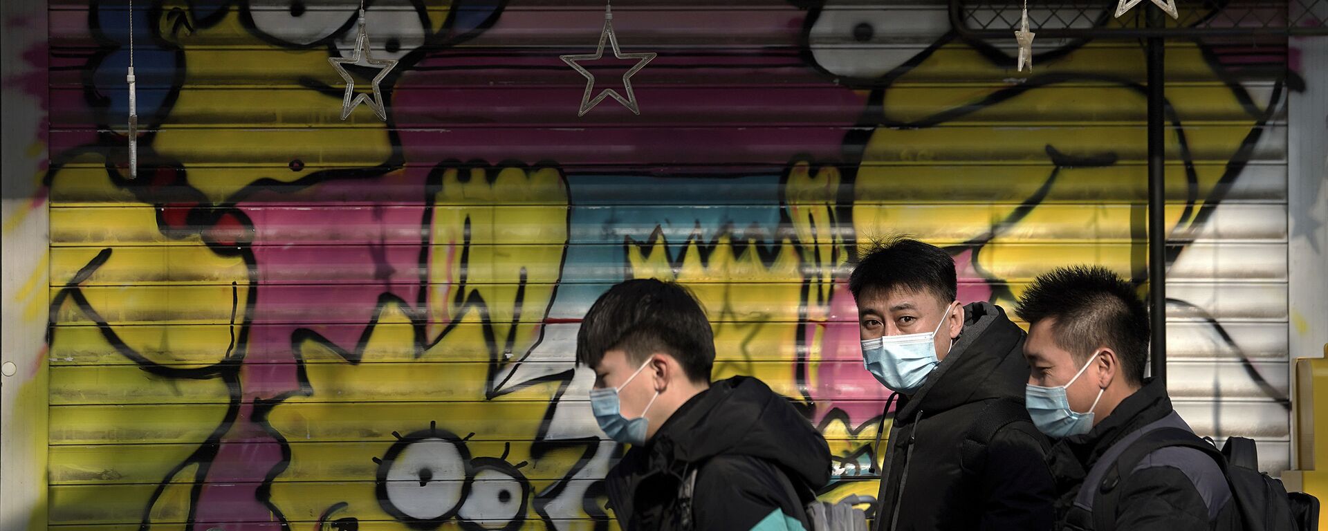 Китайцы на фоне граффити с Симпсонами - 俄罗斯卫星通讯社, 1920, 13.03.2021