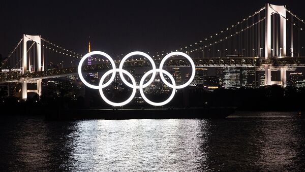Монумент из пяти олимпийских колец, построенный к планировавшейся на лето 2020 года Олимпиаде в Японии, на плавучей барже в Токийском заливе.  - 俄罗斯卫星通讯社