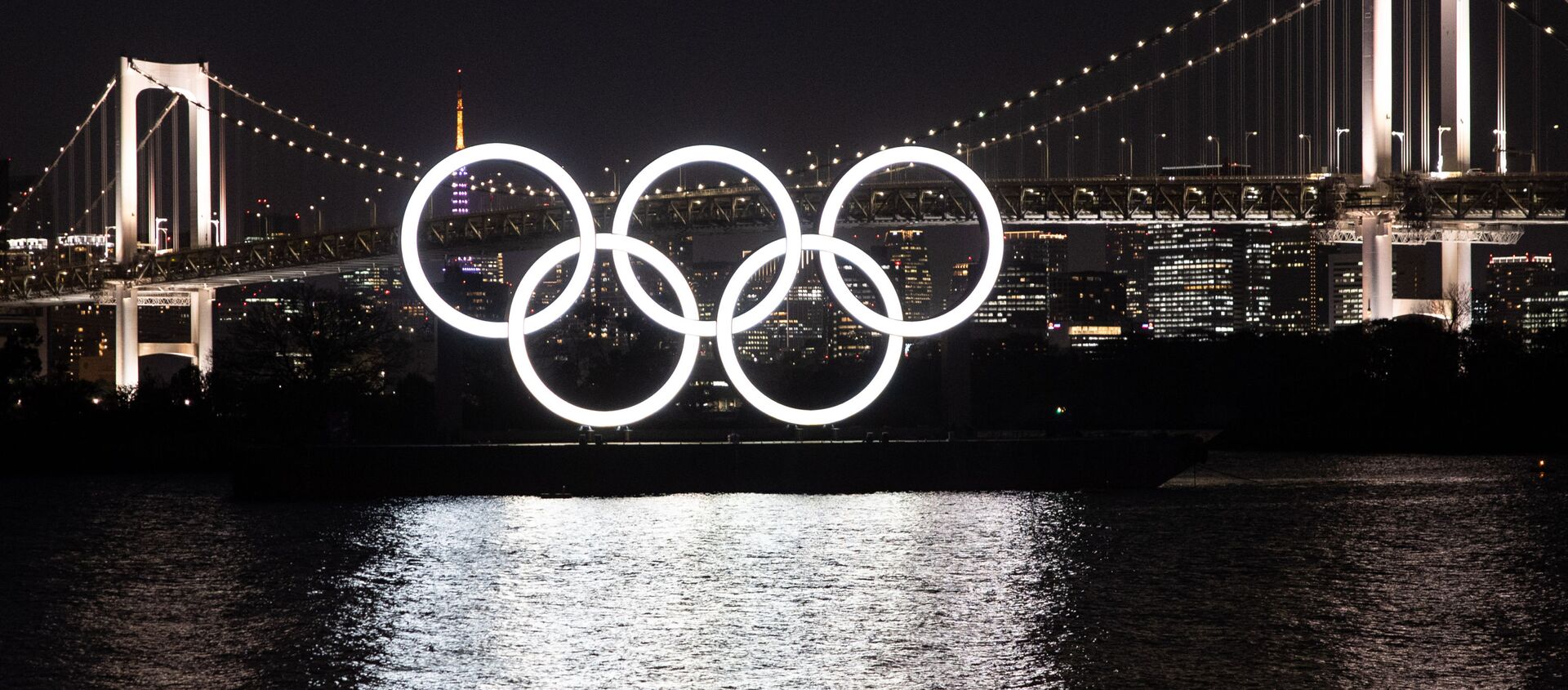Монумент из пяти олимпийских колец, построенный к планировавшейся на лето 2020 года Олимпиаде в Японии, на плавучей барже в Токийском заливе.  - 俄罗斯卫星通讯社, 1920, 14.03.2021