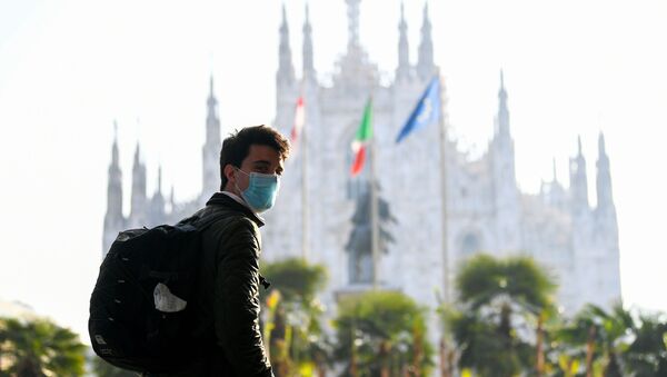 Человек в маске напротив Дуомо в Милане - 俄罗斯卫星通讯社