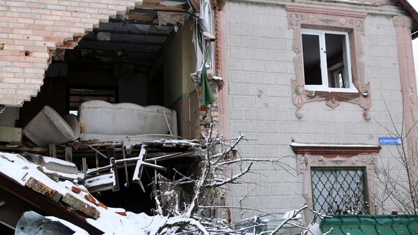 Дом на улице Стратонавтов в поселке Веселое Донецкой области, получивший повреждения во время боевых действий в ДНР - 俄罗斯卫星通讯社