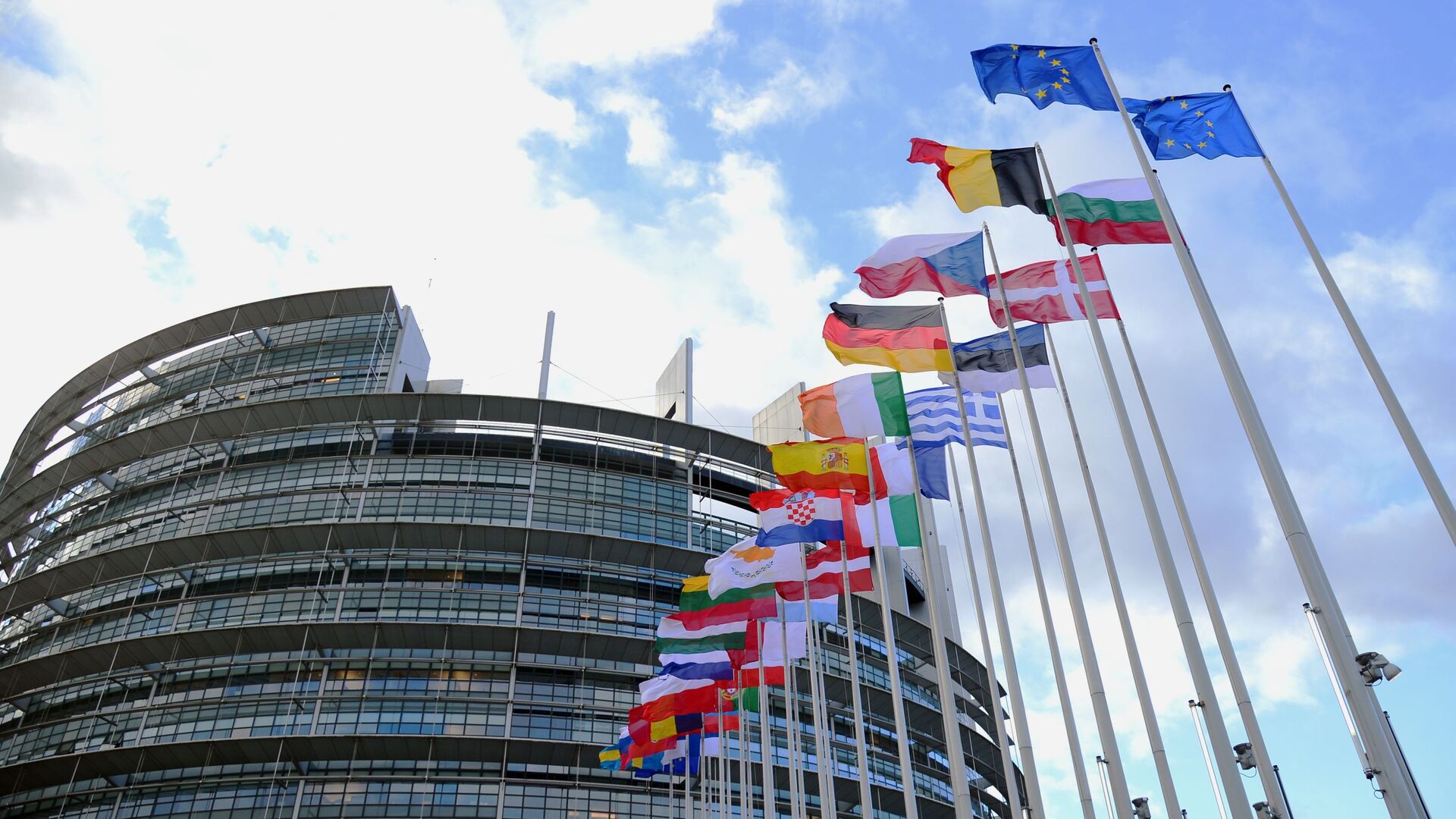Флаги стран Евросоюза перед зданием Европейского парламента в Страсбурге - 俄羅斯衛星通訊社, 1920, 18.09.2021