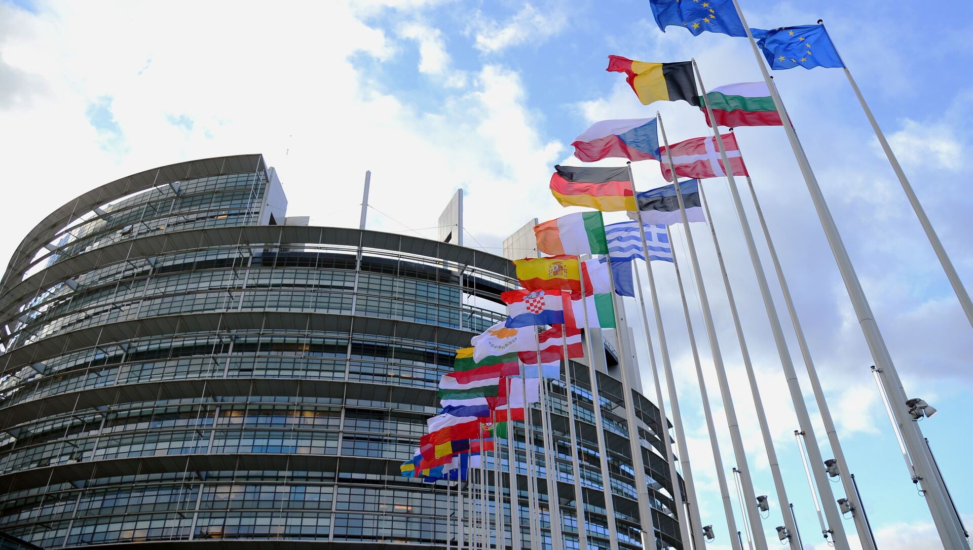 Флаги стран Евросоюза перед зданием Европейского парламента в Страсбурге - 彩神网卫星通讯社, 1920, 01.05.2021