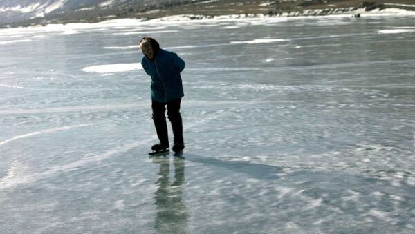 对溜冰的热爱：老奶奶在贝加尔湖上溜冰70年 - 俄罗斯卫星通讯社