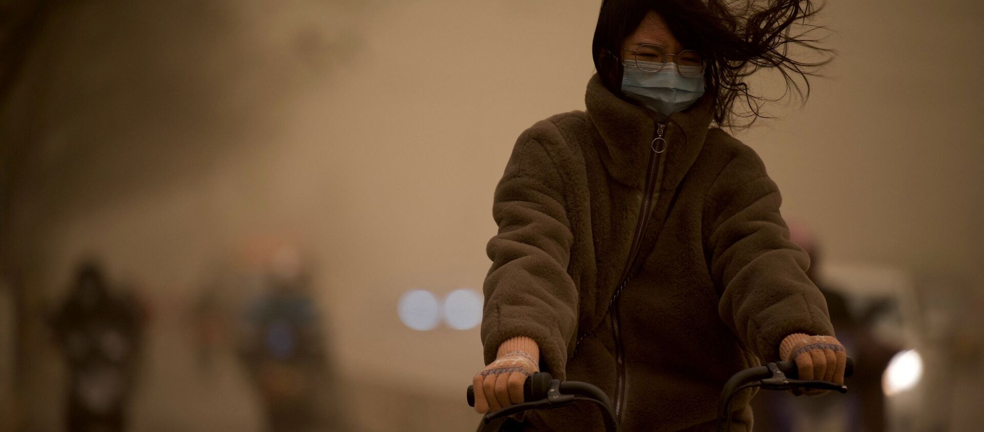 北京市民在沙塵暴天氣出行。 - 俄羅斯衛星通訊社, 1920, 15.03.2021