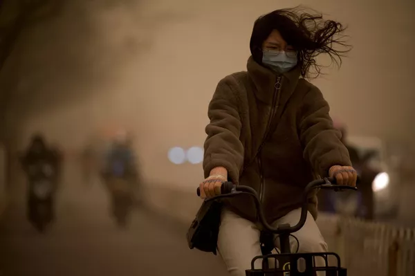 北京市民在沙塵暴天氣出行。 北京市民在沙塵暴天氣出行。 - 俄羅斯衛星通訊社