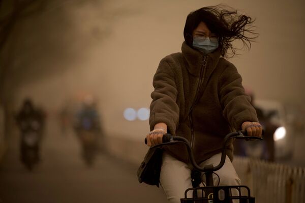 北京市民在沙塵暴天氣出行。 - 俄羅斯衛星通訊社