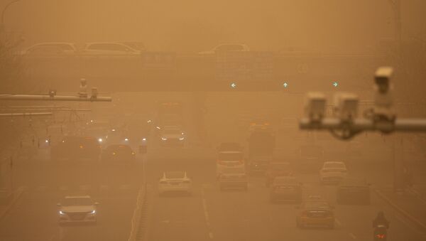 Автомобили на улице во время песчаной бури в Пекине  - 俄罗斯卫星通讯社