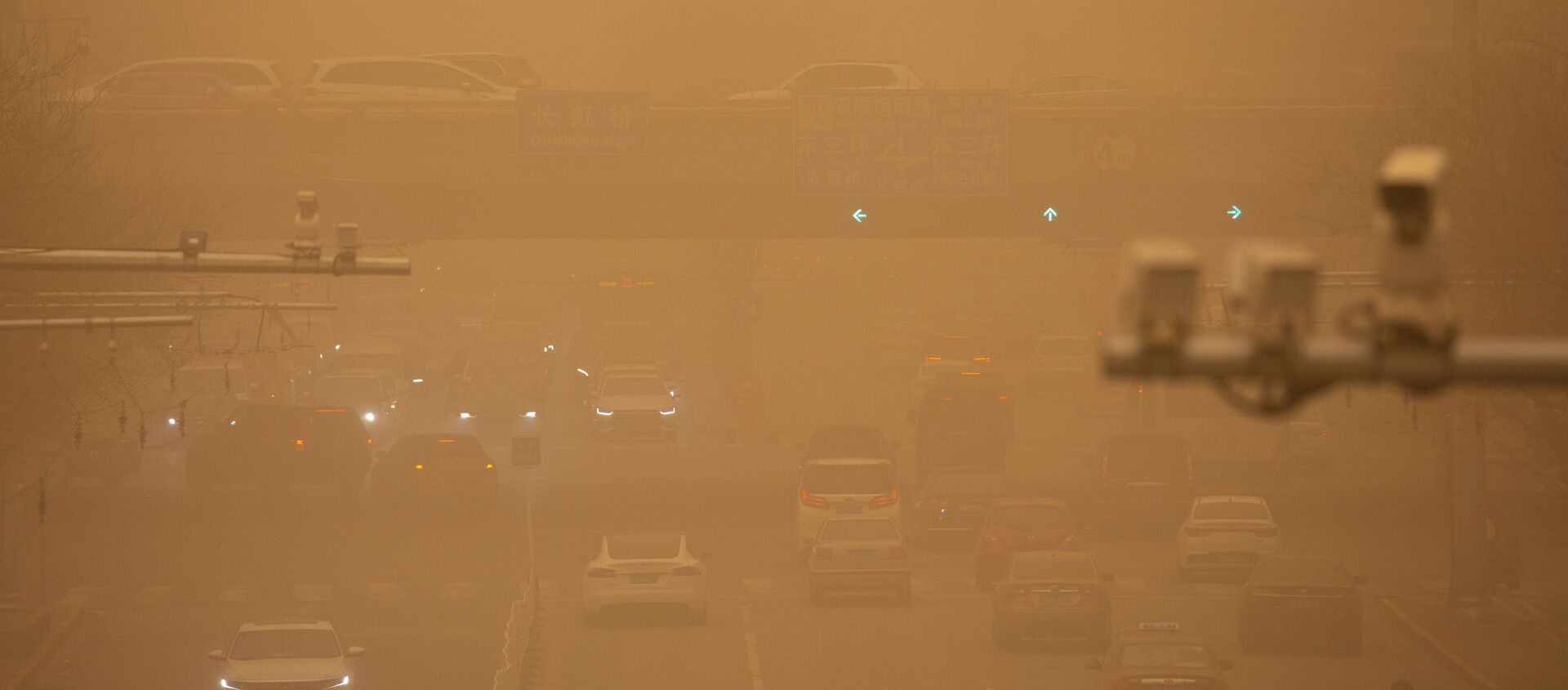 Автомобили на улице во время песчаной бури в Пекине  - 俄羅斯衛星通訊社, 1920, 02.04.2021