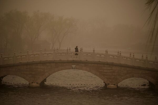 北京市後海街道的沙塵天氣情況。 - 俄羅斯衛星通訊社