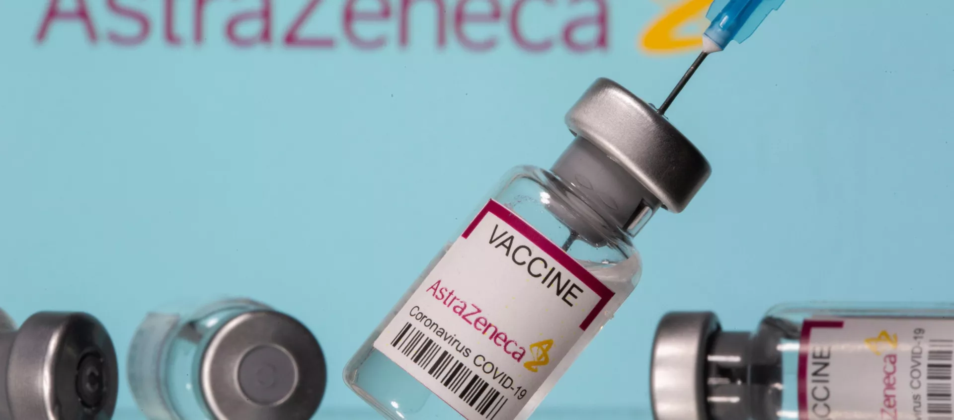 Шприц и ампула на фоне логотипа AstraZeneca - 俄羅斯衛星通訊社, 1920, 15.03.2021