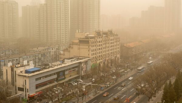 Одна из улиц Пекина после песчаной бури.  - 俄罗斯卫星通讯社