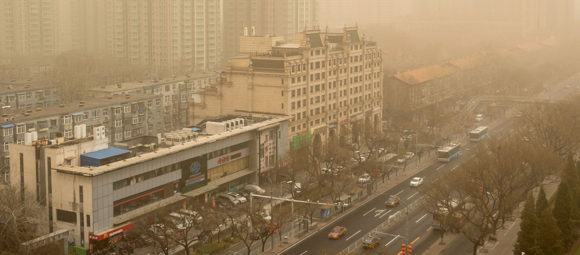 Одна из улиц Пекина после песчаной бури.  - 俄羅斯衛星通訊社, 1920, 16.03.2021