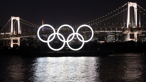 30 Монумент из пяти олимпийских колец, построенный к планировавшейся на лето 2020 года Олимпиаде в Японии, на плавучей барже в Токийском заливе. - 俄罗斯卫星通讯社