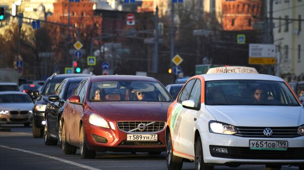Автомобили стоят в пробке на одной из улиц в центре Москвы - 俄罗斯卫星通讯社