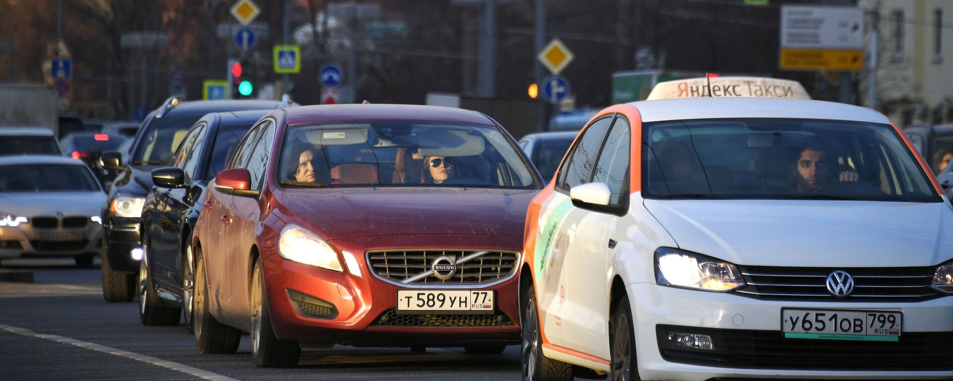 Автомобили стоят в пробке на одной из улиц в центре Москвы - 俄罗斯卫星通讯社, 1920, 18.03.2021