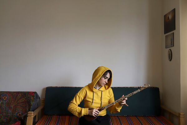 德黑兰，舞蹈教练博什拉正在弹奏西塔尔琴。 - 俄罗斯卫星通讯社