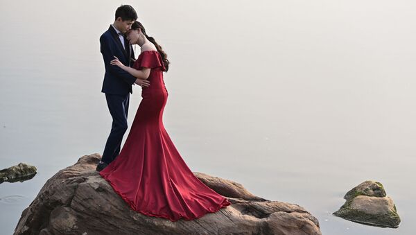 武漢新人在街道拍攝婚紗照。 - 俄羅斯衛星通訊社