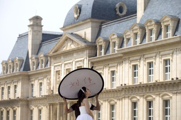 中國新娘自由的在戶外拍攝婚紗照。 - 俄羅斯衛星通訊社